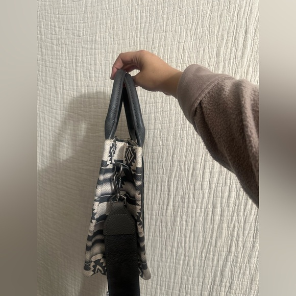 Wrangler Aztec Geometric Tote Bag - Picture 4 of 6